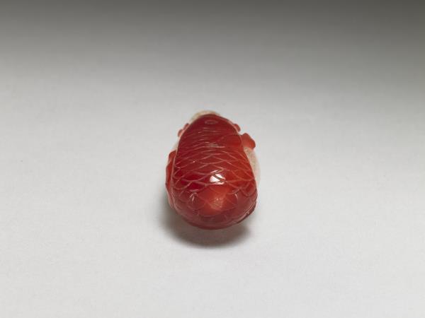 霏雪地套紅玻璃鯉魚戲珠鼻煙壺