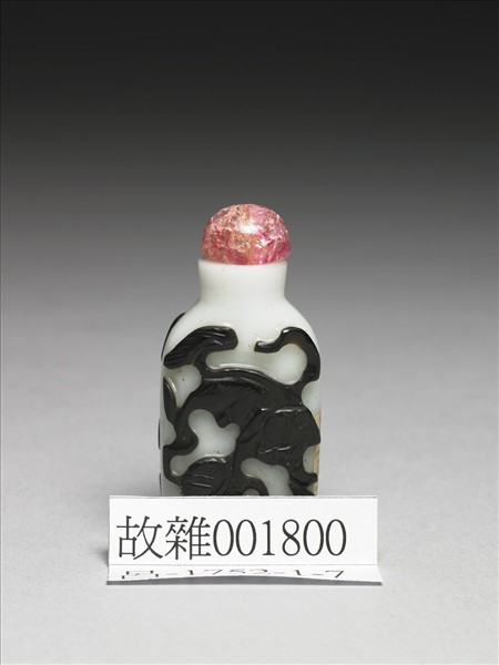 白套黑玻璃雙獅戲球鼻煙壺