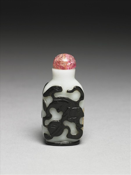 白套黑玻璃雙獅戲球鼻煙壺