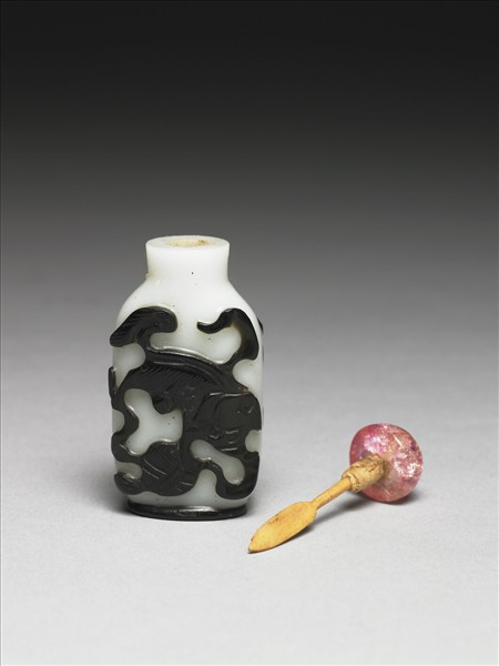 白套黑玻璃雙獅戲球鼻煙壺