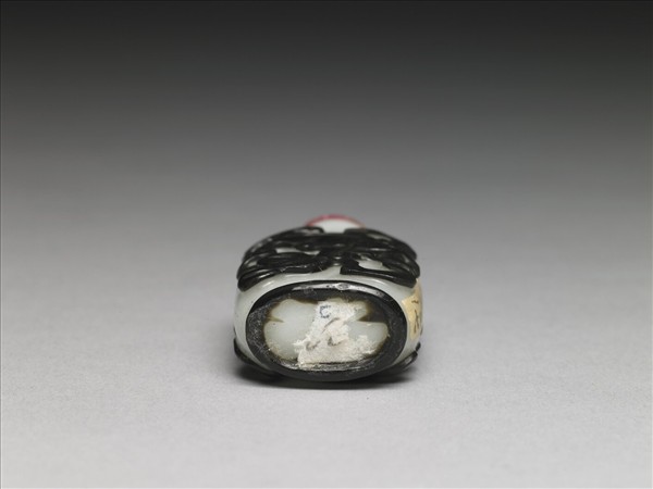 白套黑玻璃雙獅戲球鼻煙壺