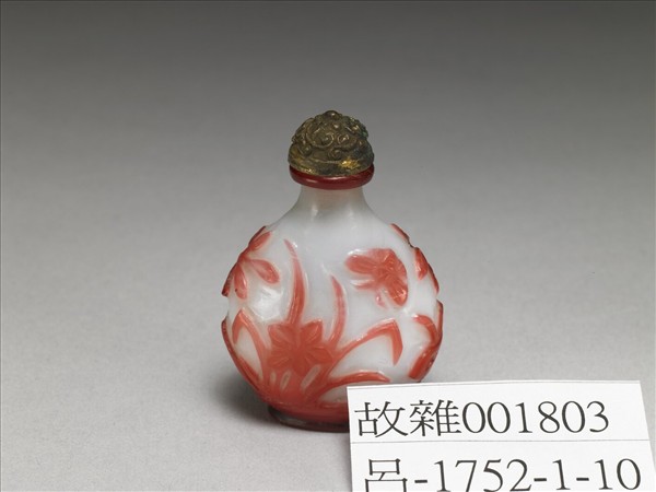 白套紅玻璃花蝶鼻煙壺