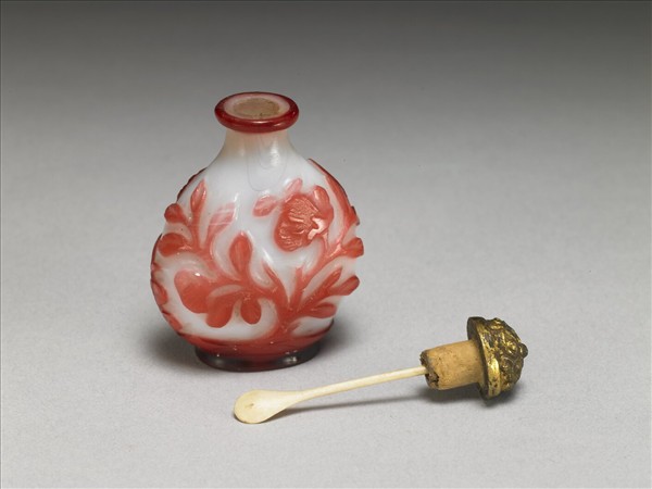 白套紅玻璃花蝶鼻煙壺