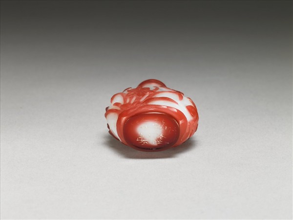 白套紅玻璃花蝶鼻煙壺