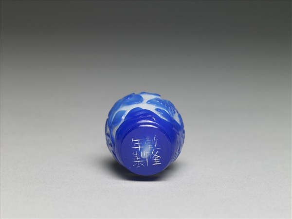 白套藍玻璃花蝶鼻煙壺