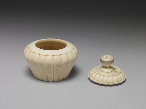 象牙菊花式蓋罐