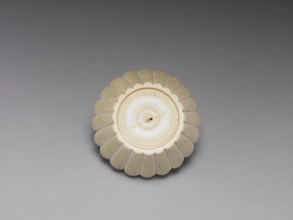 象牙菊花式蓋罐