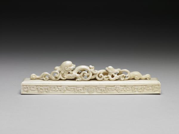 象牙雕螭龍紋壓尺