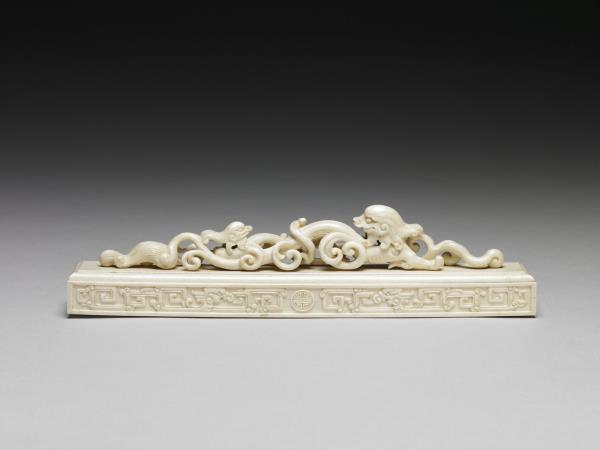 象牙雕螭龍紋壓尺