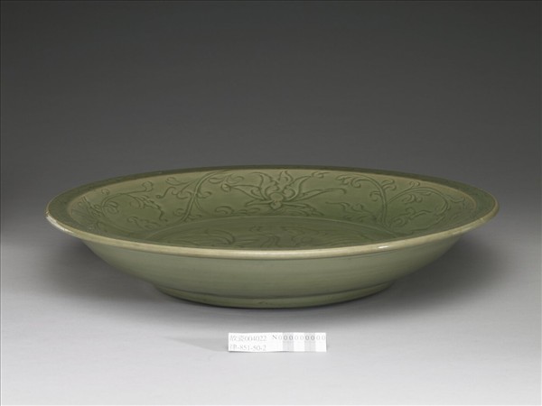 龍泉窯 青瓷劃花一把蓮紋折沿盤