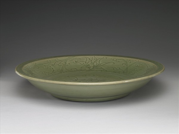 龍泉窯 青瓷劃花一把蓮紋折沿盤