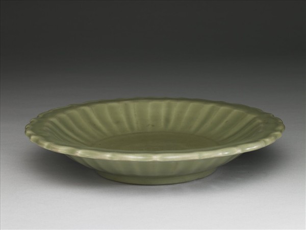 龍泉窯 青瓷印花格文錦花口折沿盤