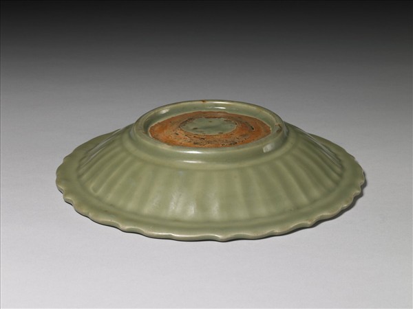 龍泉窯 青瓷印花格文錦花口折沿盤