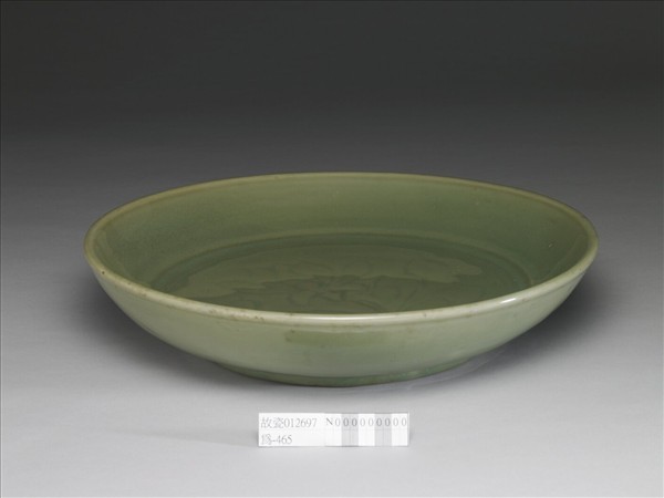 龍泉窯 青瓷劃花蓮紋盤