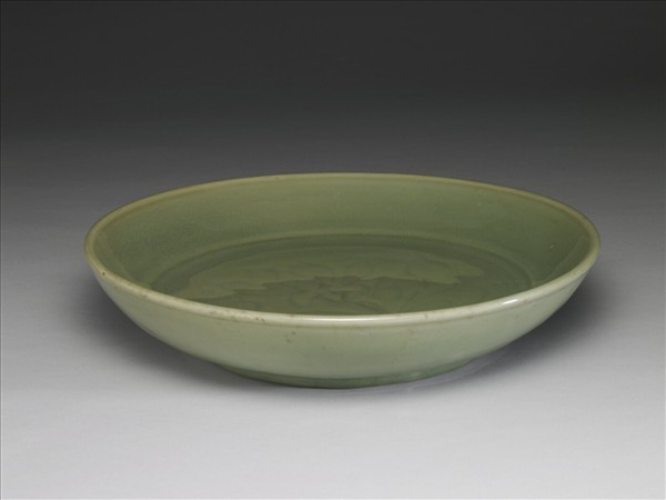 龍泉窯 青瓷劃花蓮紋盤