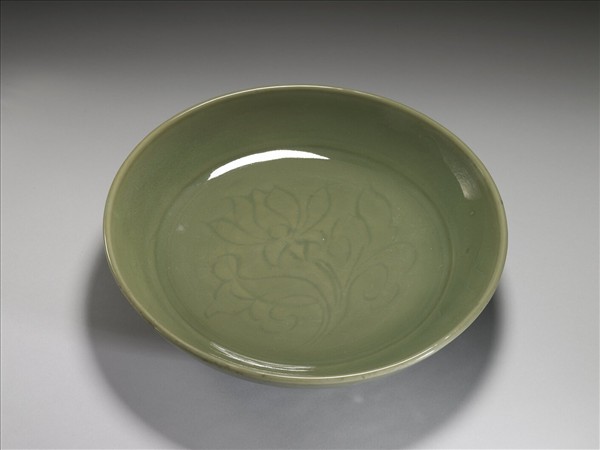龍泉窯 青瓷劃花蓮紋盤