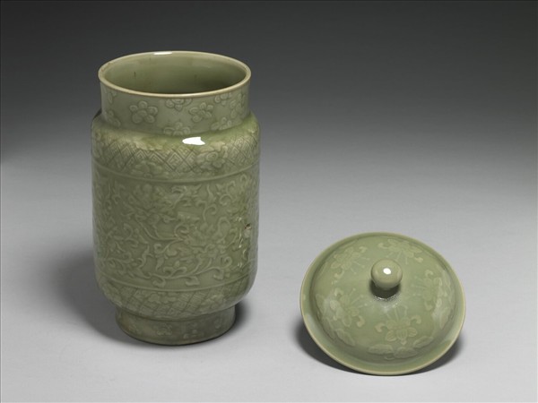 龍泉窯 青瓷拱花花卉紋壯罐