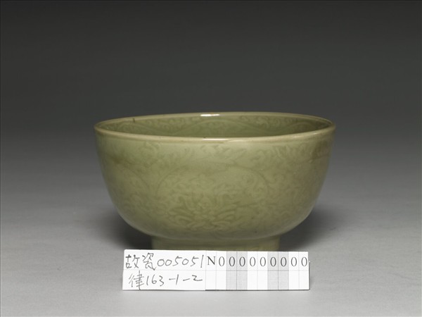 龍泉窯 青瓷劃花番蓮紋碗