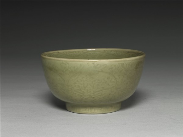 龍泉窯 青瓷劃花番蓮紋碗