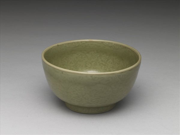 龍泉窯 青瓷劃花番蓮紋碗