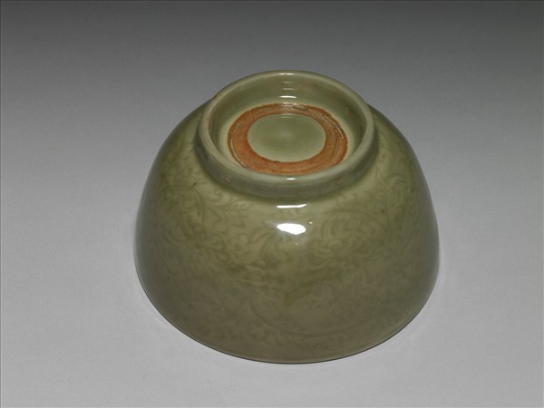 龍泉窯 青瓷劃花番蓮紋碗