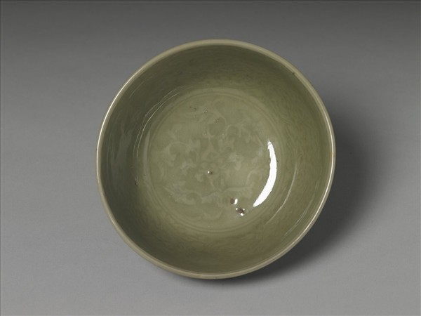 龍泉窯 青瓷劃花番蓮紋碗