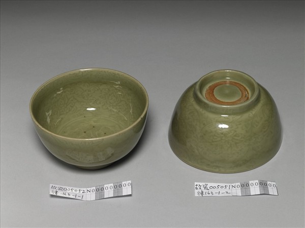 龍泉窯 青瓷劃花番蓮紋碗