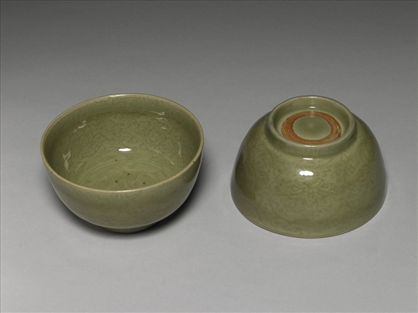 龍泉窯 青瓷劃花番蓮紋碗