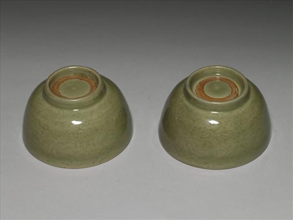 龍泉窯 青瓷劃花番蓮紋碗