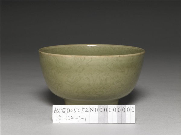 龍泉窯 青瓷劃花番蓮紋碗