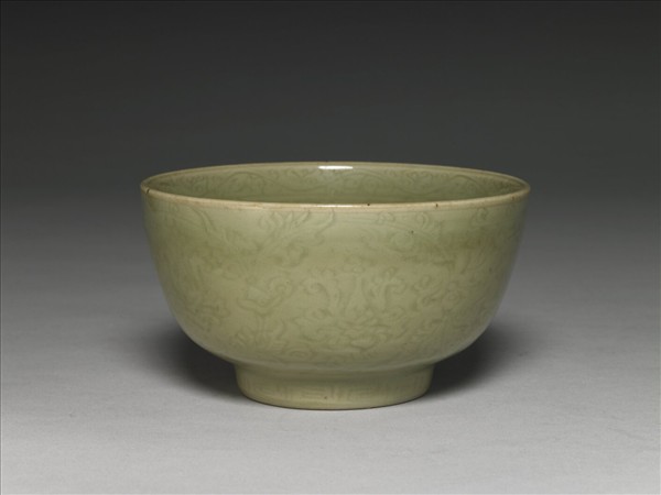 龍泉窯 青瓷劃花番蓮紋碗