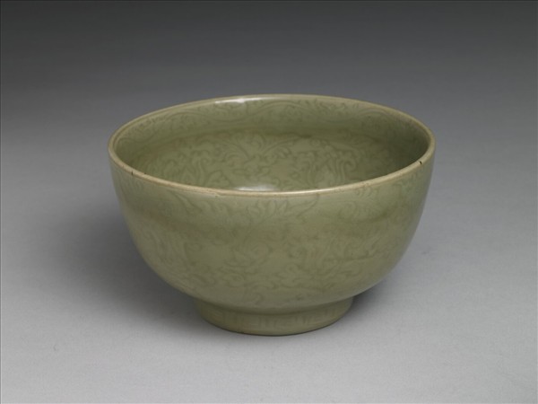 龍泉窯 青瓷劃花番蓮紋碗