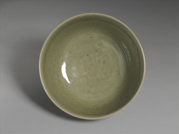 龍泉窯 青瓷劃花番蓮紋碗