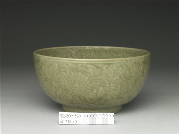 龍泉窯 青瓷刻花四季花卉紋碗