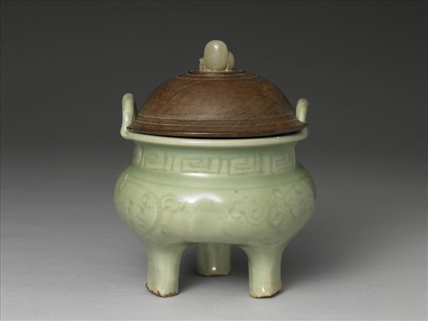 龍泉窯 青瓷劃花鼎式爐