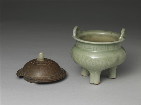 龍泉窯 青瓷劃花鼎式爐