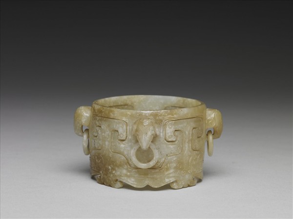 玉象首銜環筒形器