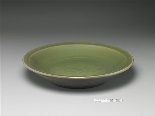 青瓷劃花番蓮紋盤