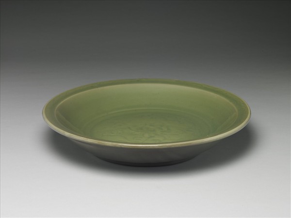 青瓷劃花番蓮紋盤