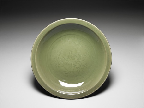 青瓷劃花番蓮紋盤