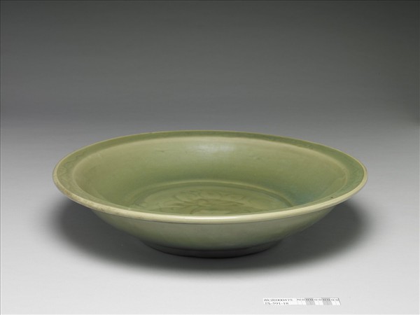 龍泉窯 青瓷劃花花卉紋折沿盤