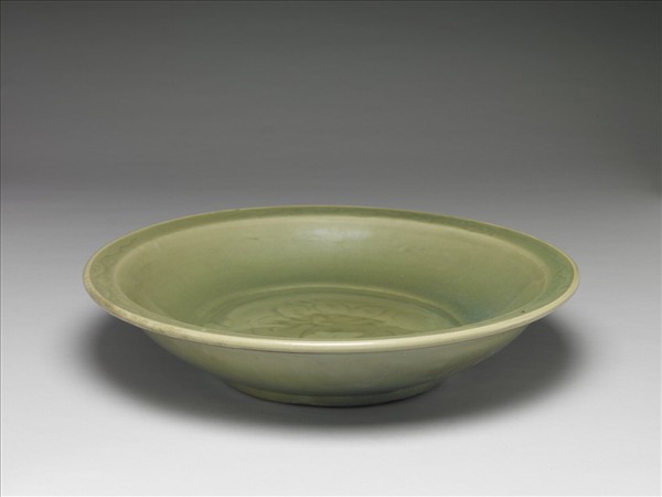 龍泉窯 青瓷劃花花卉紋折沿盤