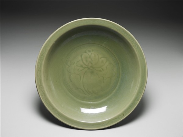 龍泉窯 青瓷劃花花卉紋折沿盤