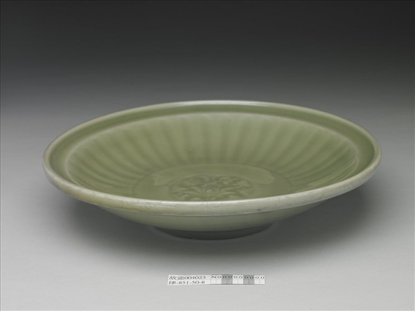 龍泉窯 青瓷印花番蓮紋折沿盤