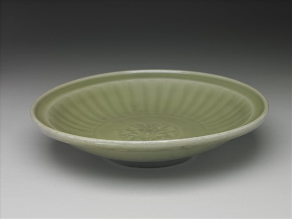 龍泉窯 青瓷印花番蓮紋折沿盤