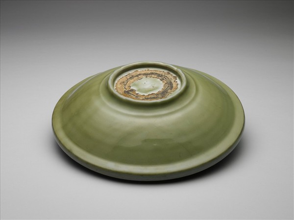 龍泉窯 青瓷印花番蓮紋折沿盤