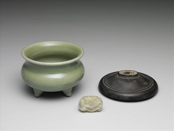 青瓷三足爐