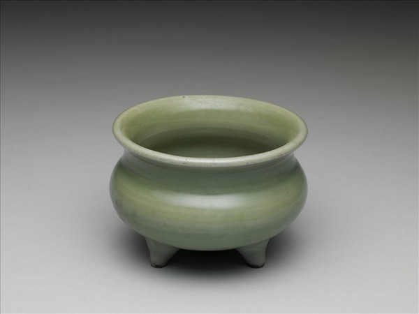 青瓷三足爐