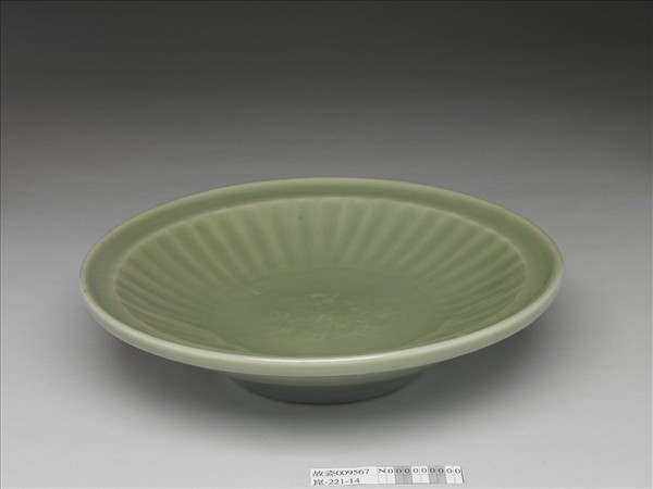 龍泉窯 青瓷菊瓣紋盤