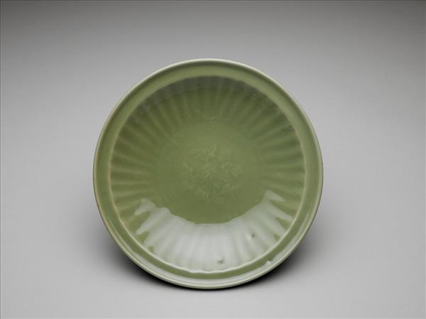 龍泉窯 青瓷菊瓣紋盤